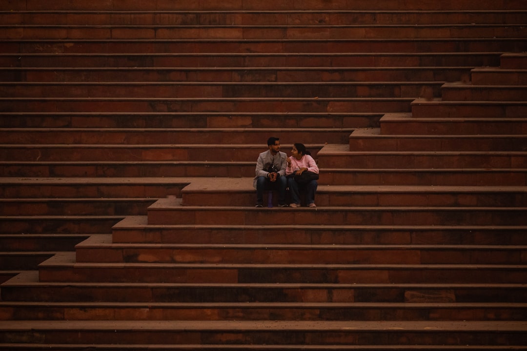 Kadıköy Haydarpaşa merdivenlerinde oturan insanlar