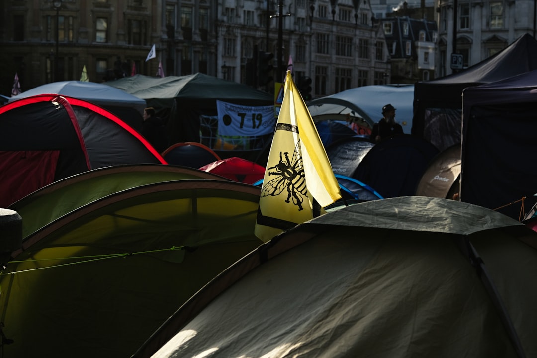 Sendika üyeleri ve destekçiler direniş çadırında