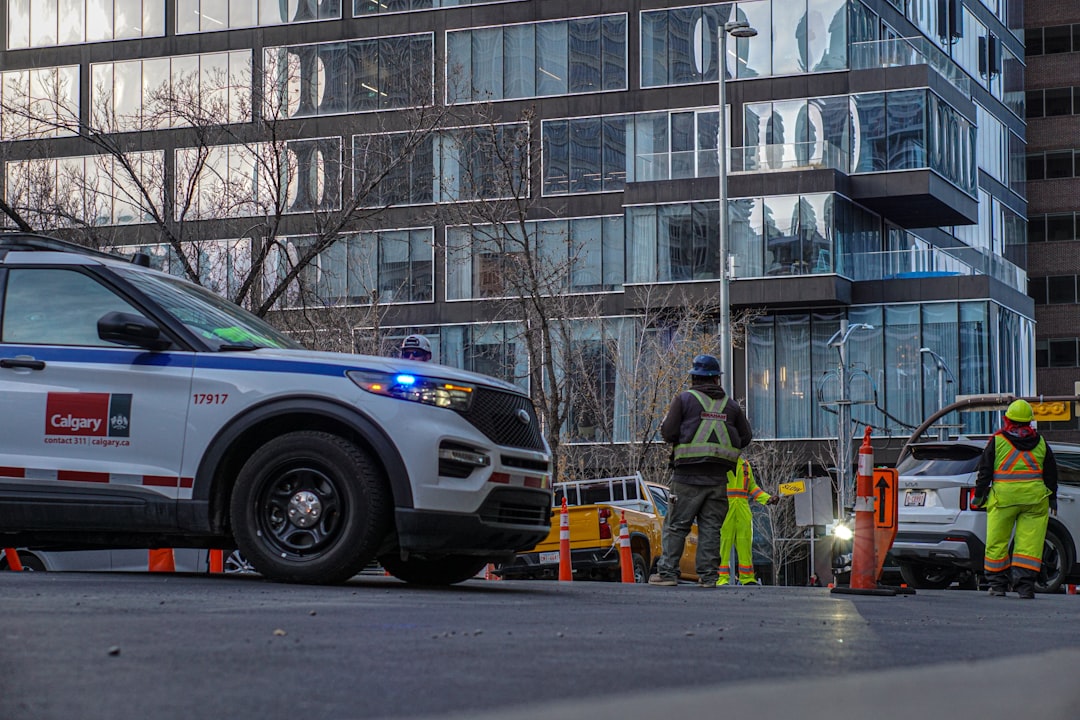 İzmir Bornova Belediyesi önünde polis araçları