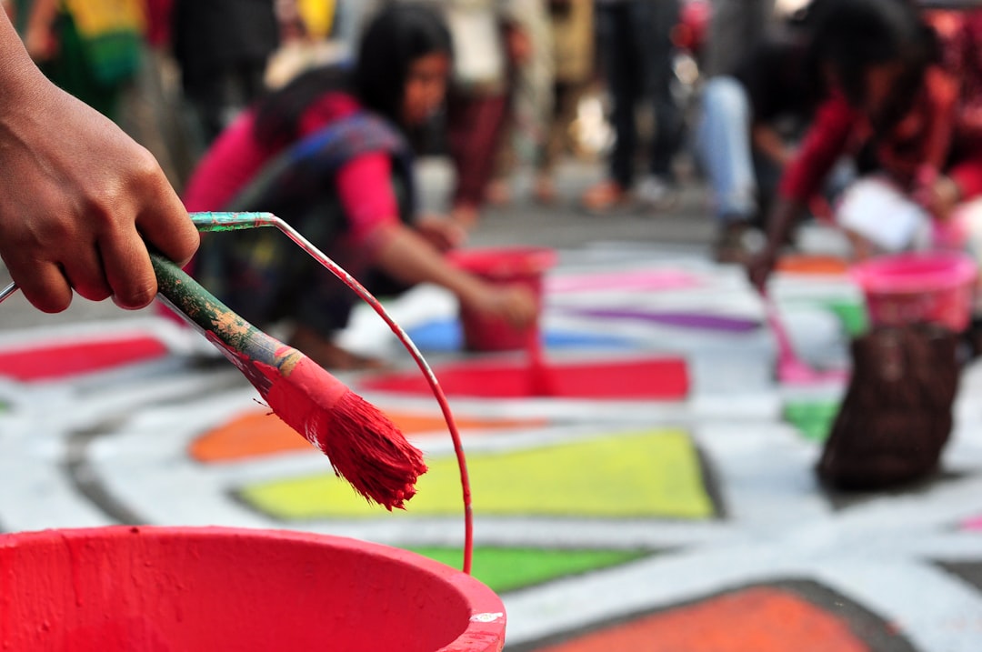 Genç öğrenci resim yaparken