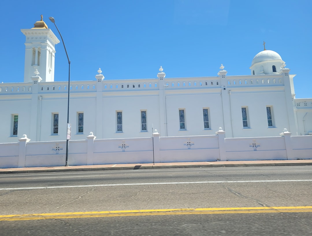 Temple Israel Sinagogu önünde polis ve güvenlik önlemleri
