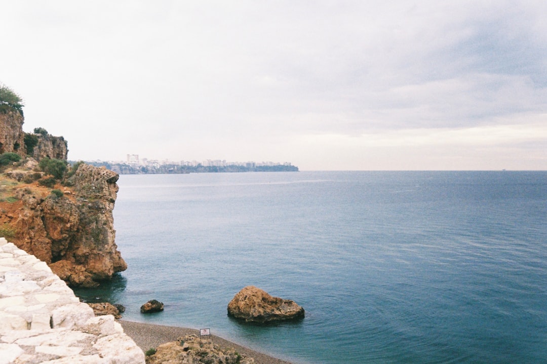 Antalya falez manzarası, deniz ve kayalıklar
