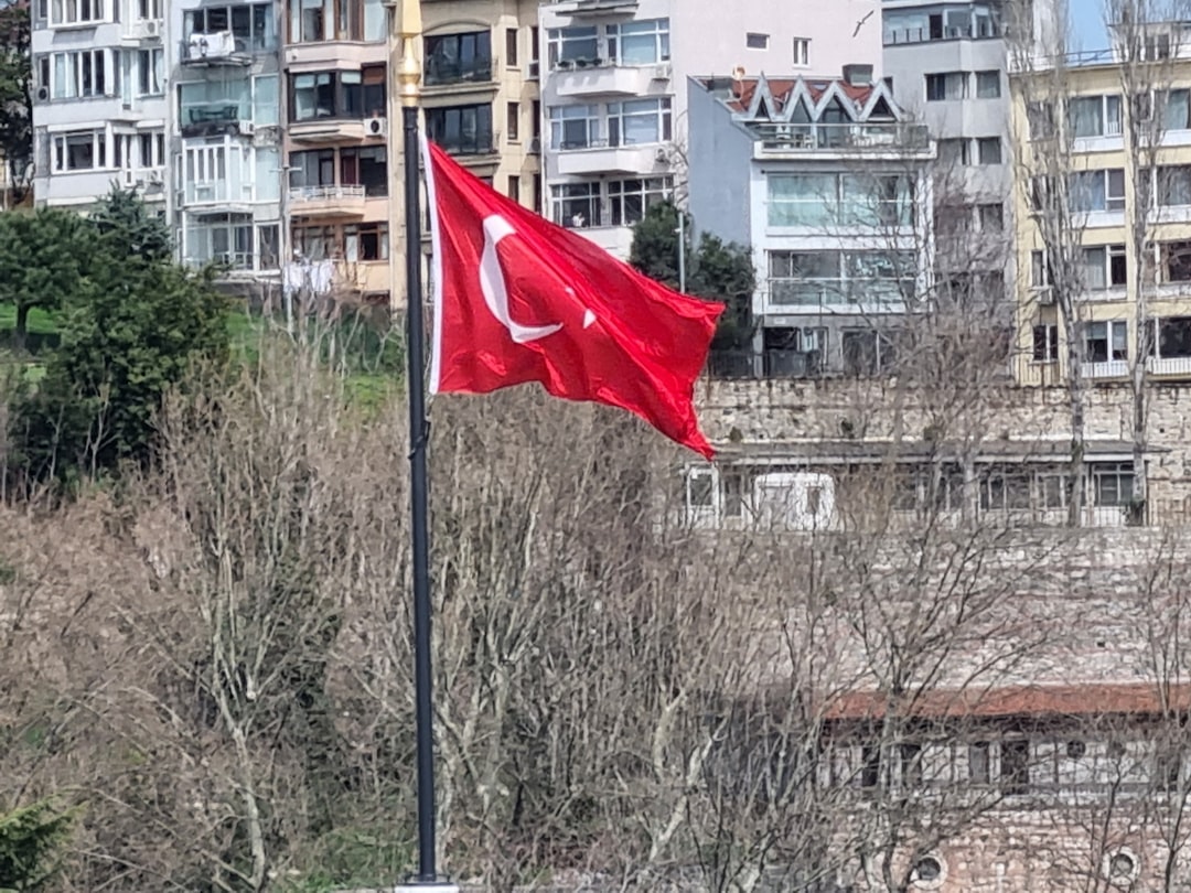 Türk ve BM bayrakları