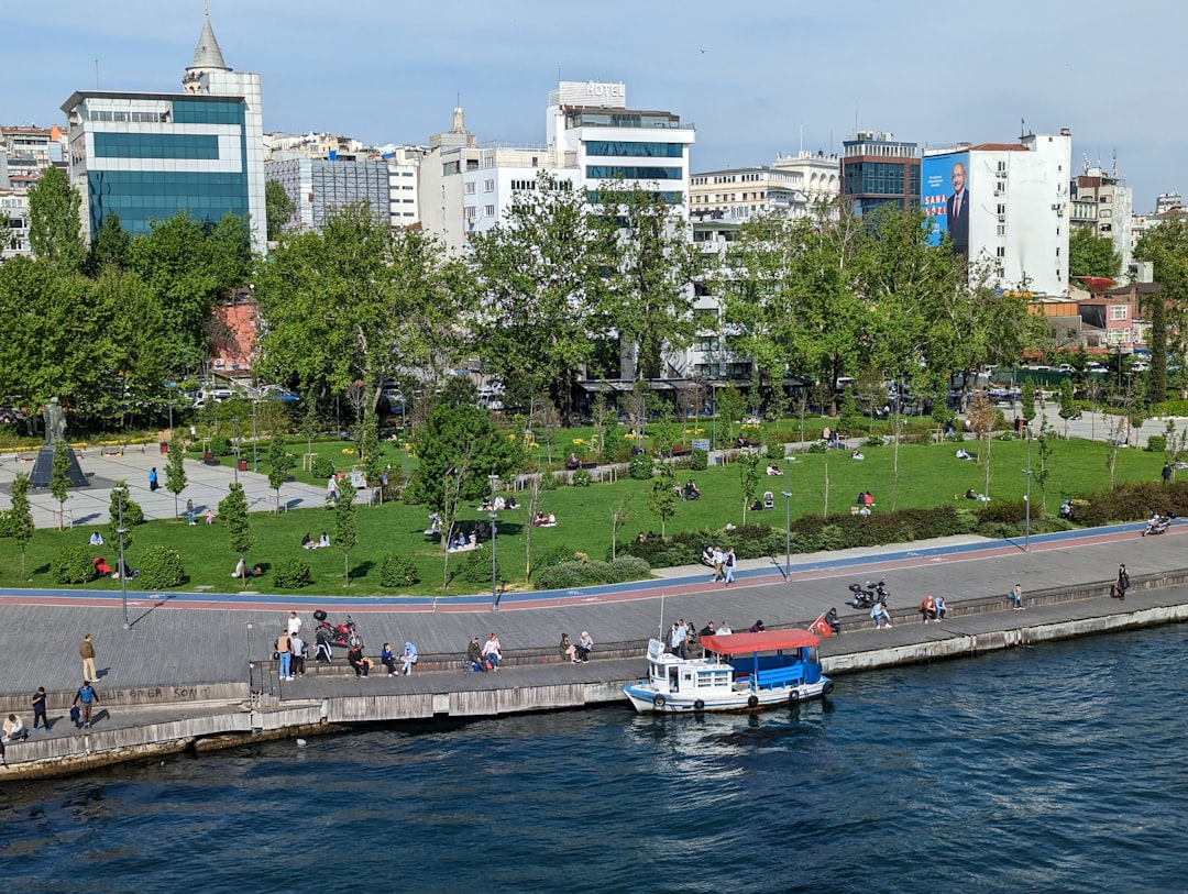 Bursa parkında erkeklerin yoğunluğu
