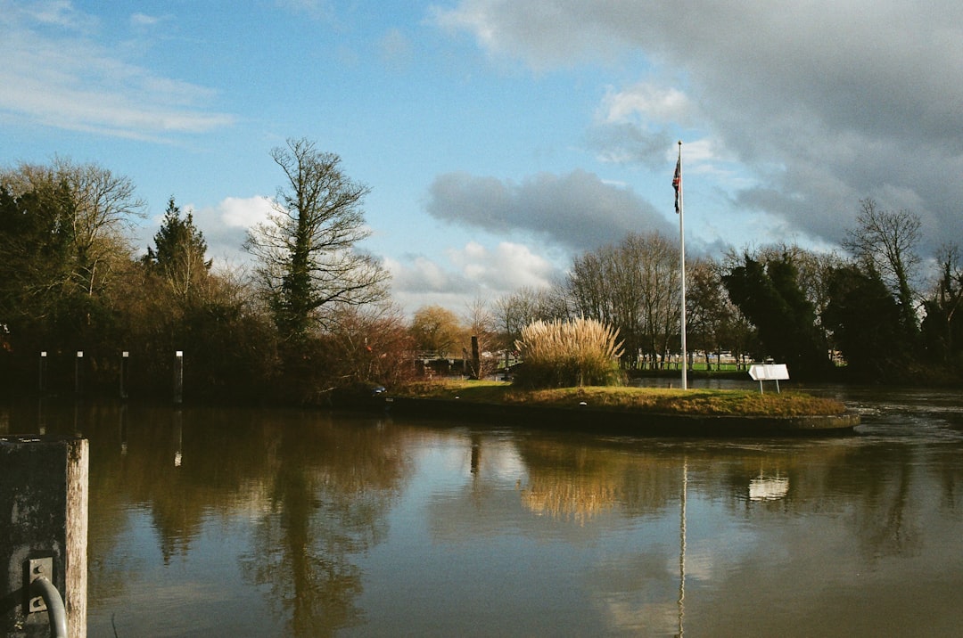 Gölet kenarında güvenlik önlemleri ve uyarı tabelaları
