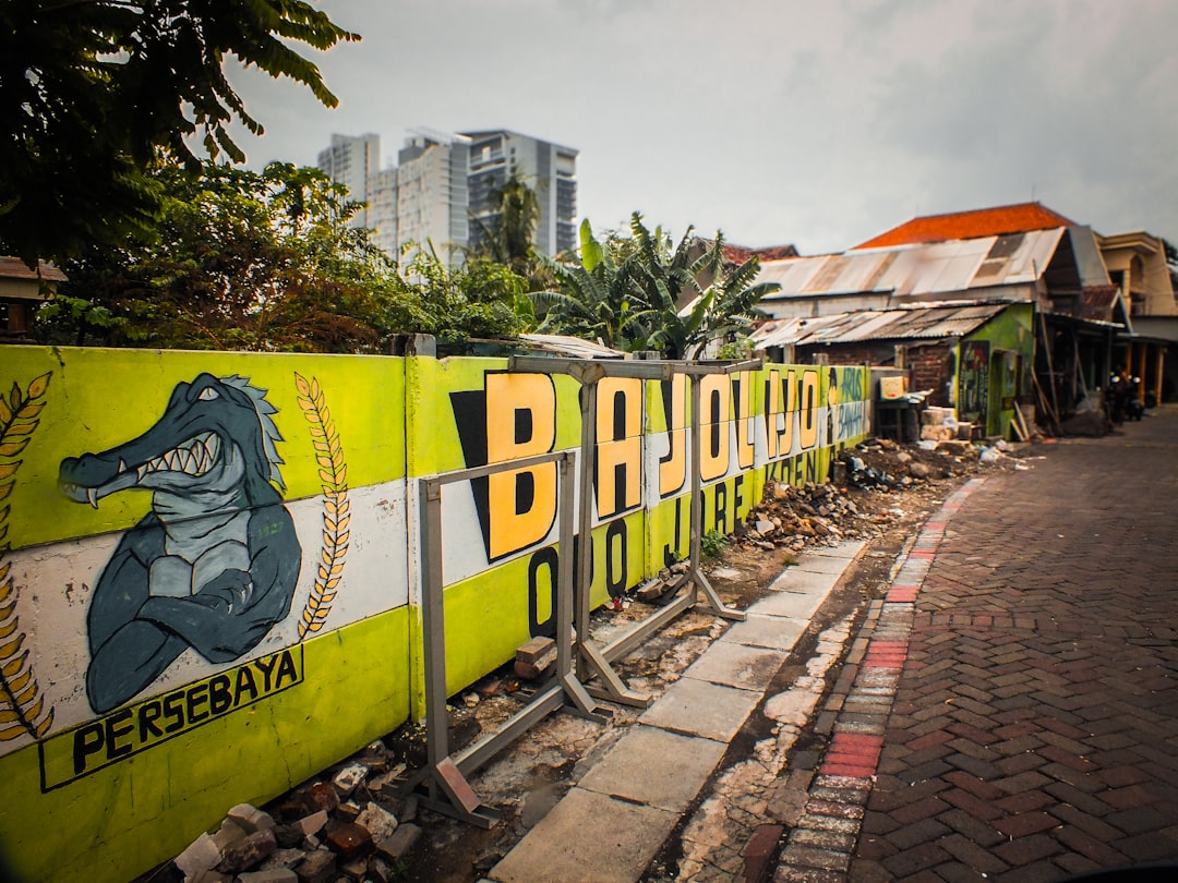 Endonezya deprem sonrası yıkılan binalar