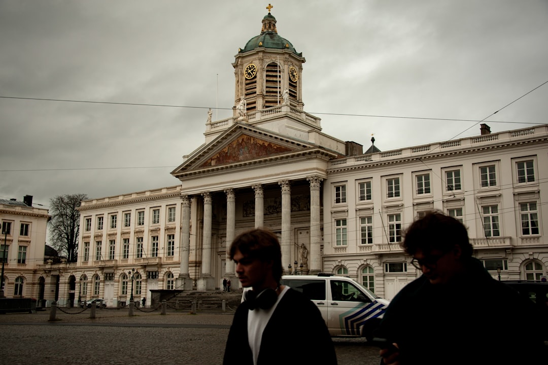 Anayasa Mahkemesi önünde açıklama yapan kadın