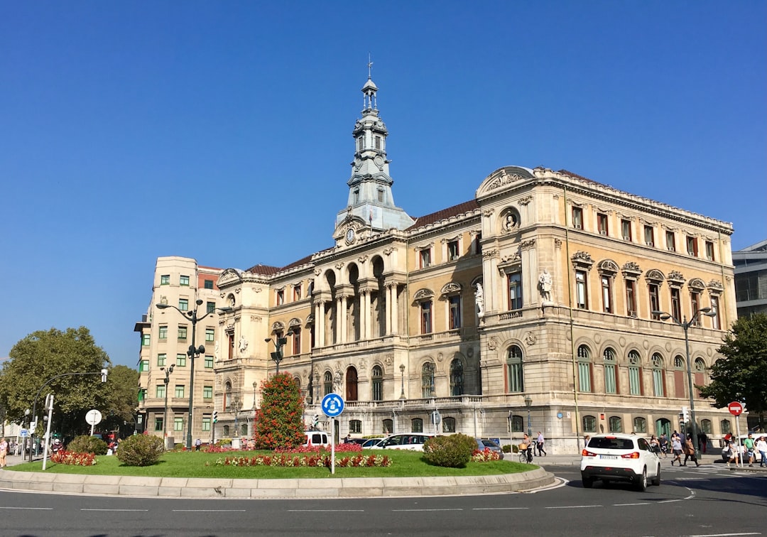 Uşak Belediyesi önünde polis araması