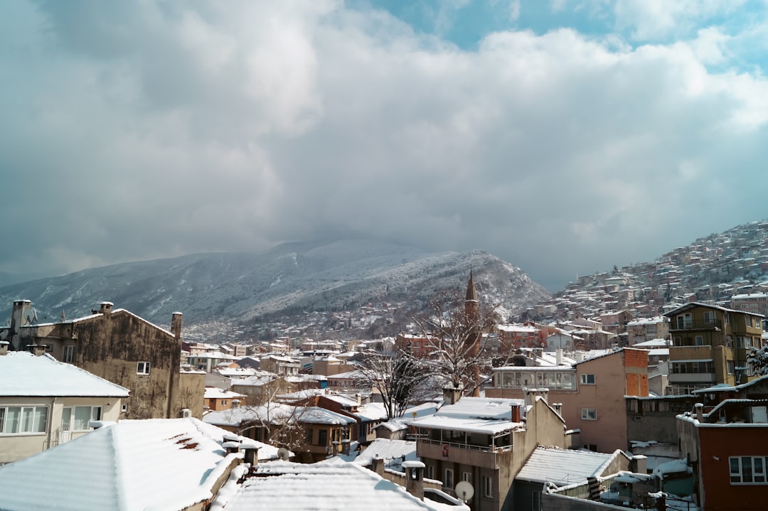 Kar yağışı altındaki dağlık bölge