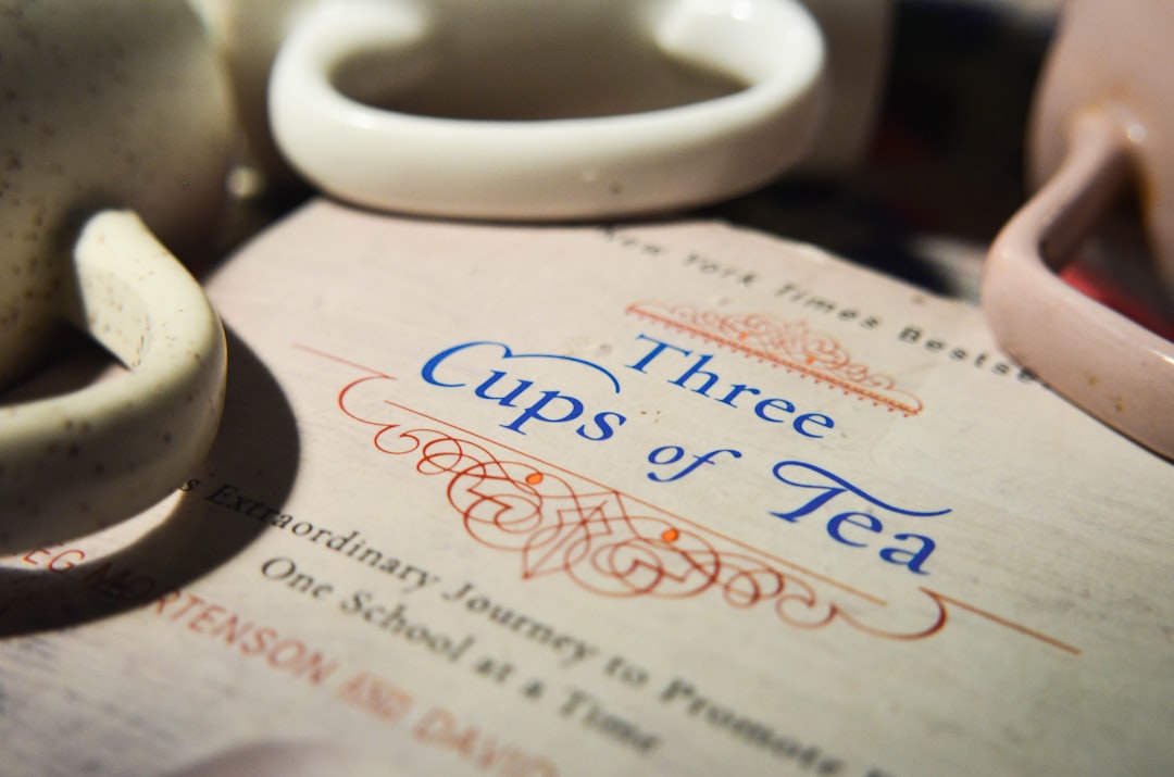 Çay bardağı ve fiyat etiketi