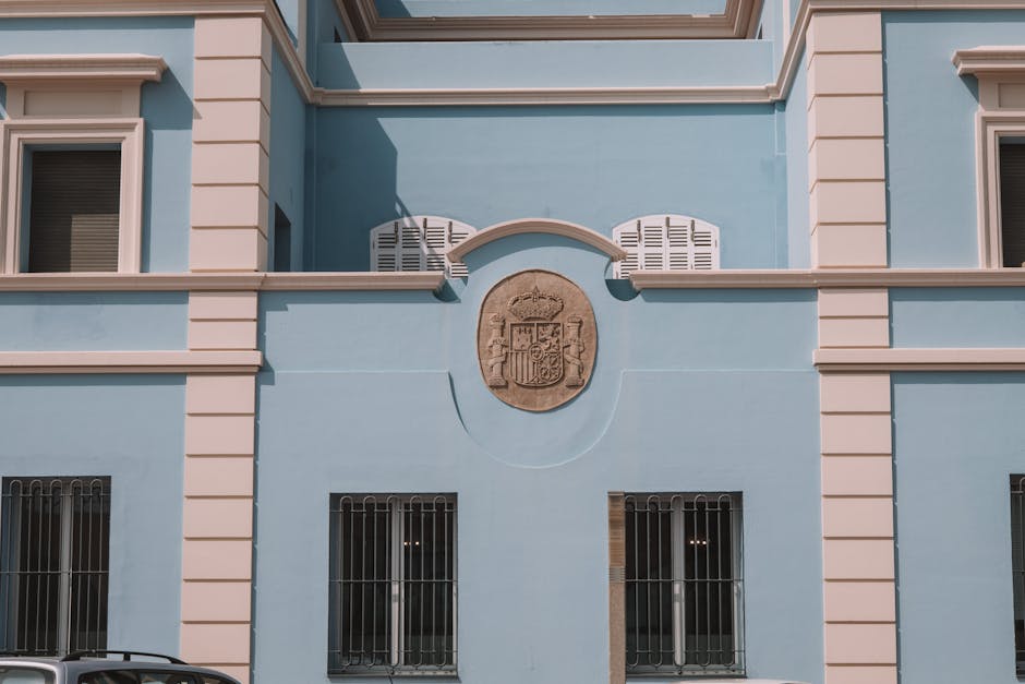 Uşak Belediye binası önünde CHP amblemi