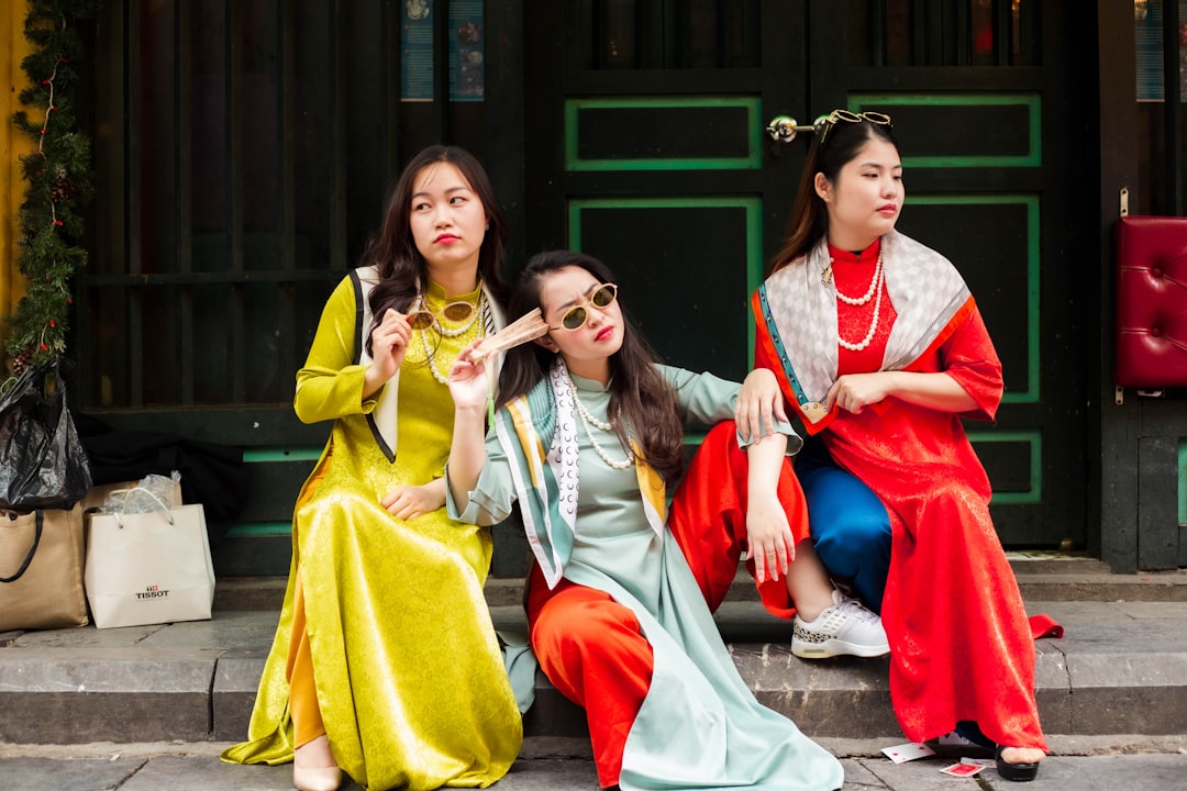 Kadın temalı tiyatro oyunu sahnesi