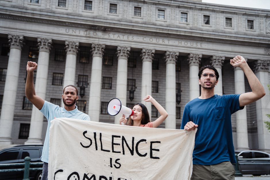 İstanbul Adliyesi önünde kalabalık bir grup ve polis