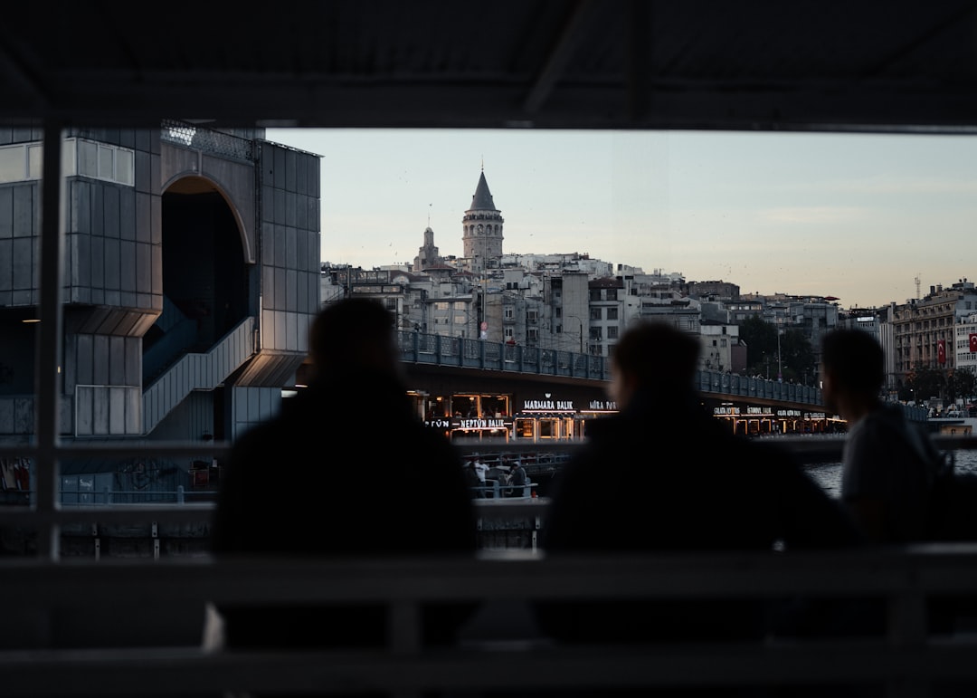 Barış müzakeresi masası detay