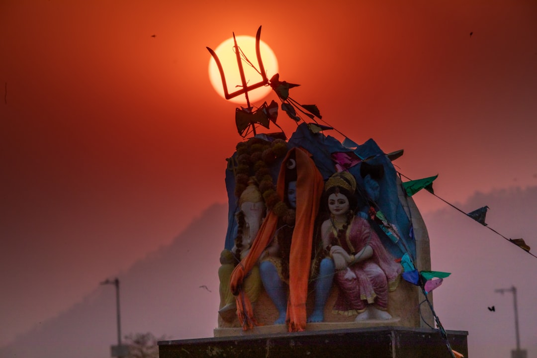 Barış için tutuşan kuklalar