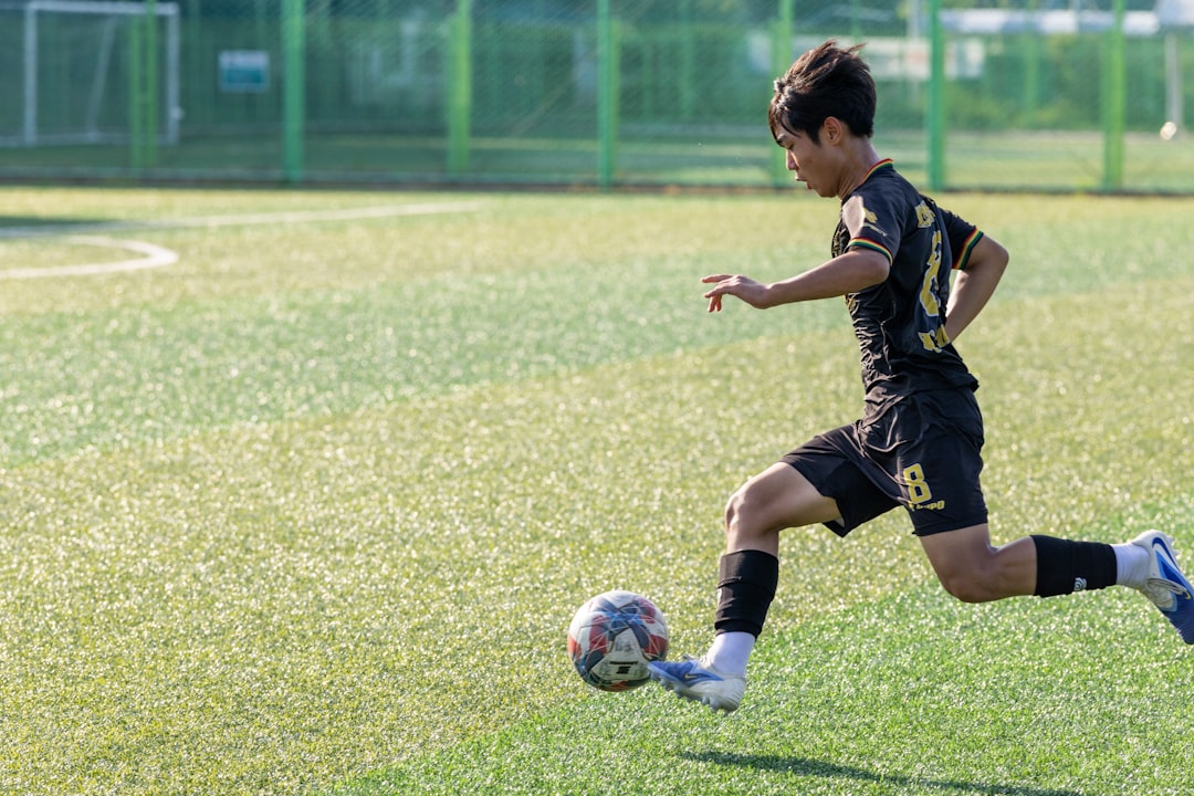 Futbol sahasında genç oyuncu