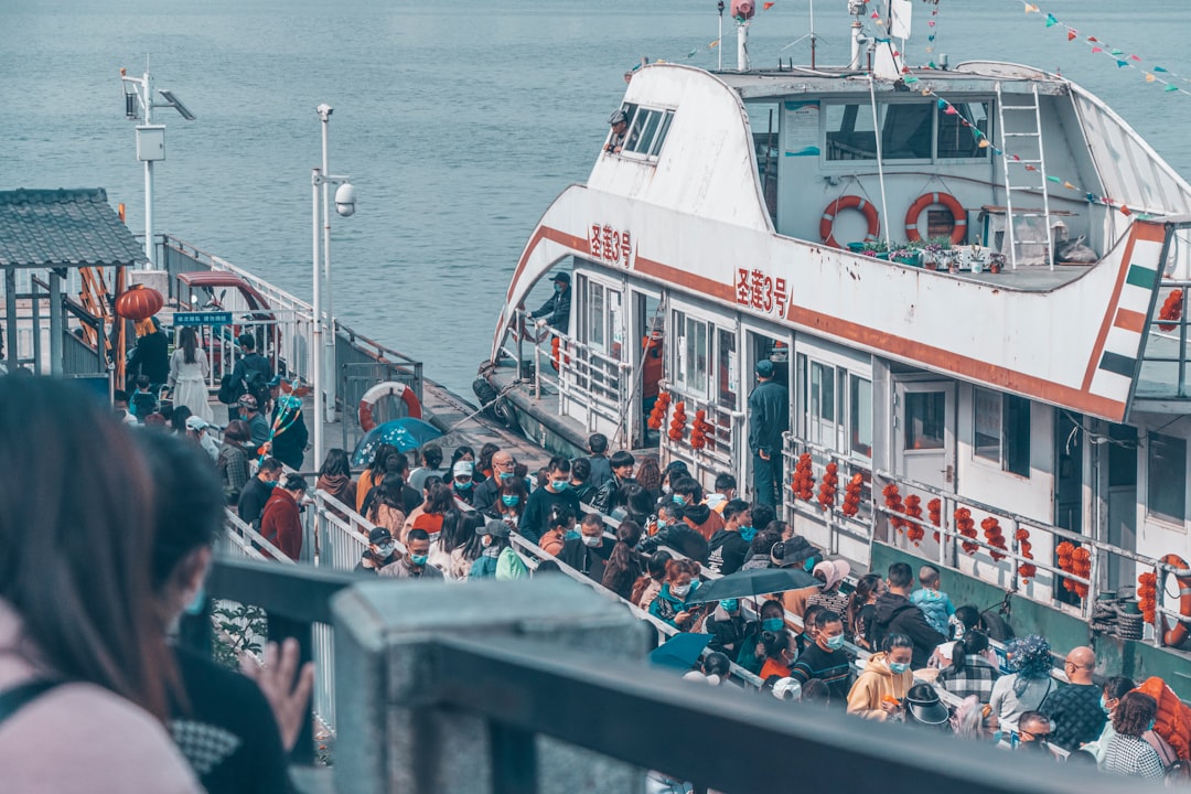 Feribot sefer iptali nedeniyle bekleyen yolcular