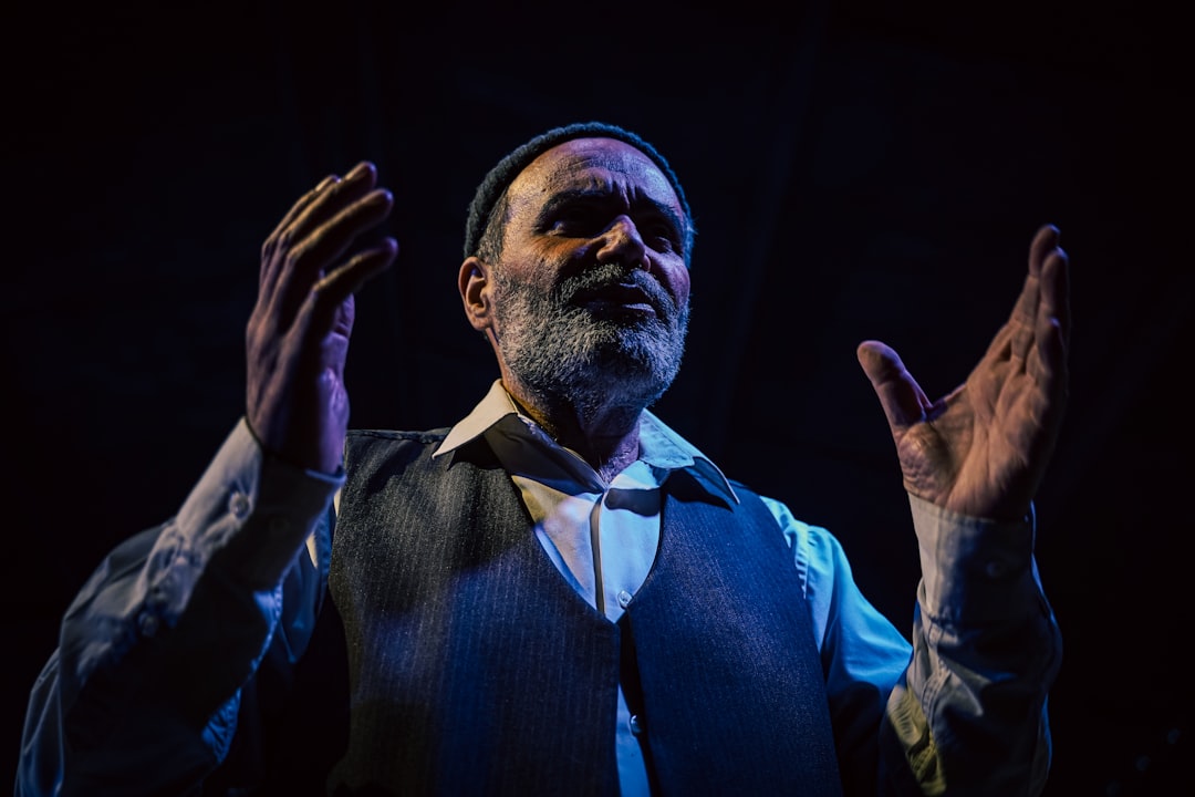 Tiyatro sahnesinde bir performans