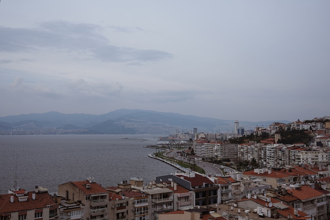 İzmir'de Ekonomik Karanlık, Toplumsal Umut Parlıyor!