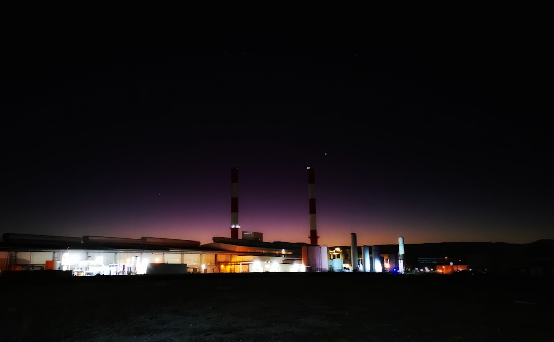 Enerji santralı gece görüntüsü