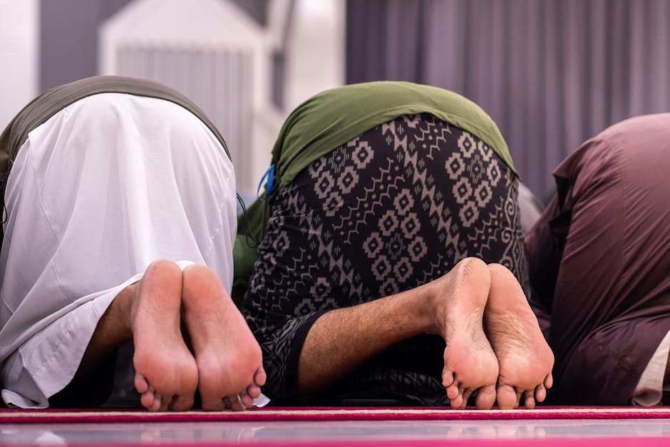 Kadir Gecesi ibadeti yapan insanlar