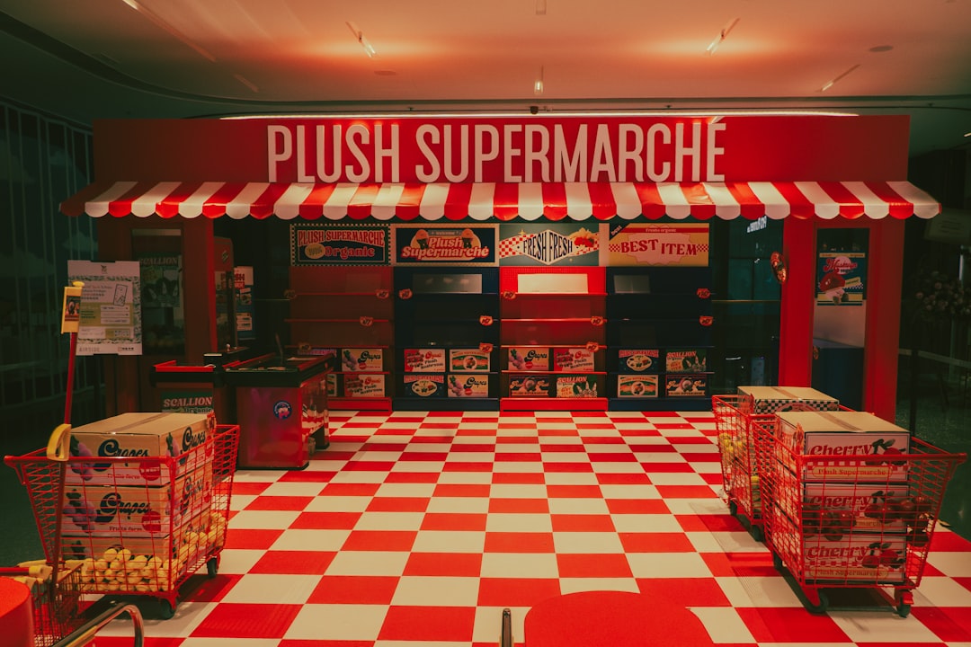 Mağazada A101 Aldın Aldın kataloğu ile alışveriş yapan müşteri