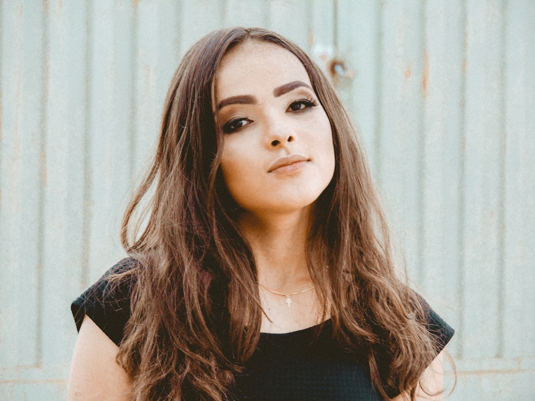 Aleyna Kalaycıoğlu ve YouTube logosu