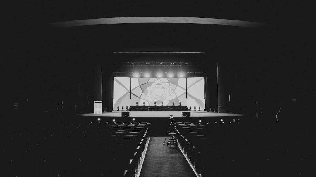 Tiyatro sahnesinde performans