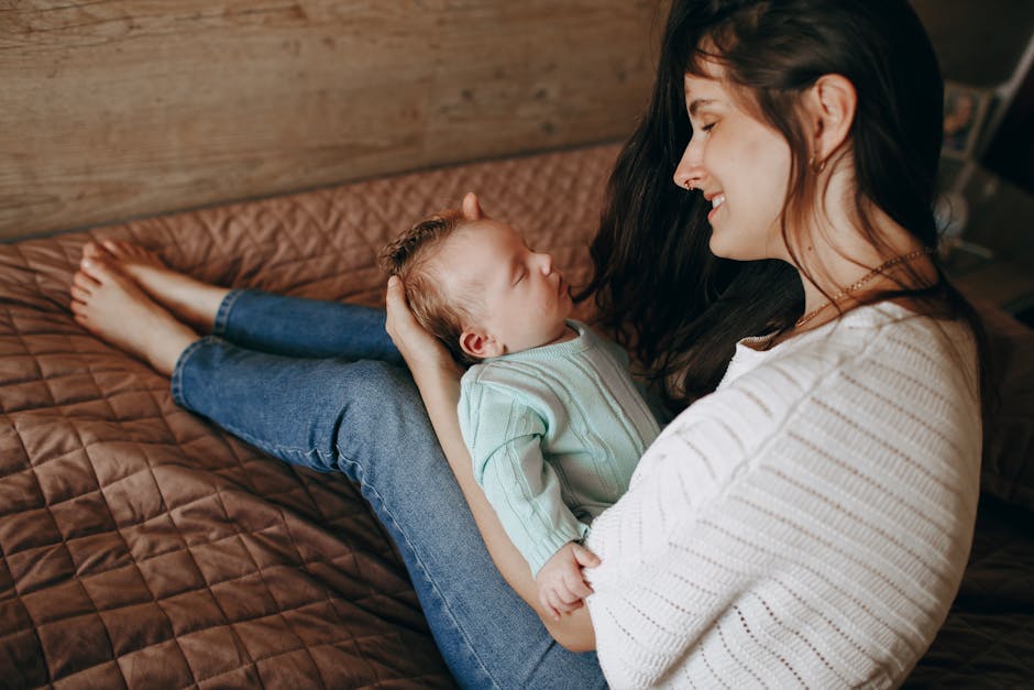 Anne ve bebeği parkta vakit geçiriyor