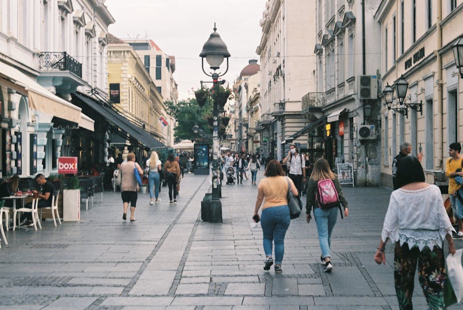 Kadıköy sokaklarında yürüyen insanlar ve tarihi dokular