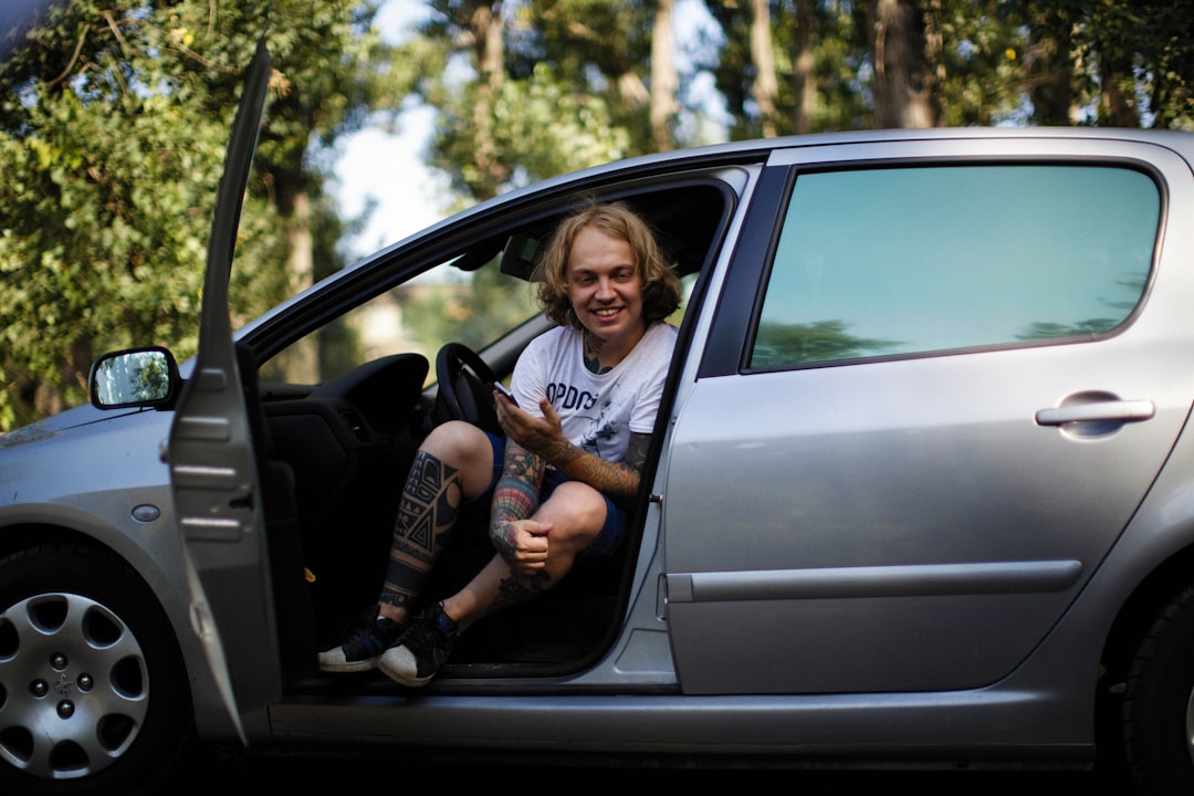 Araç kullanan engelli birey