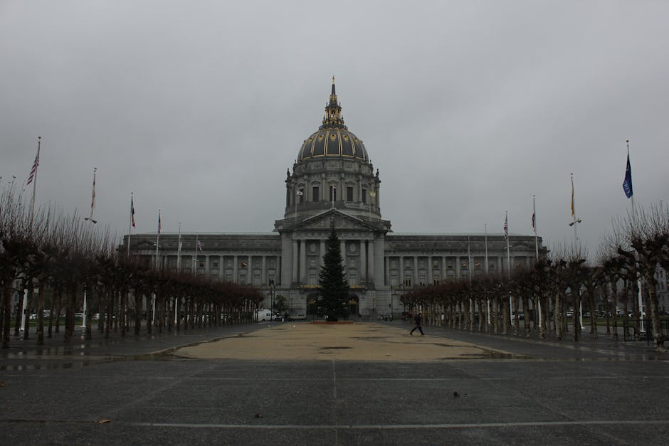 Uşak Belediyesi binası ve CHP logosu