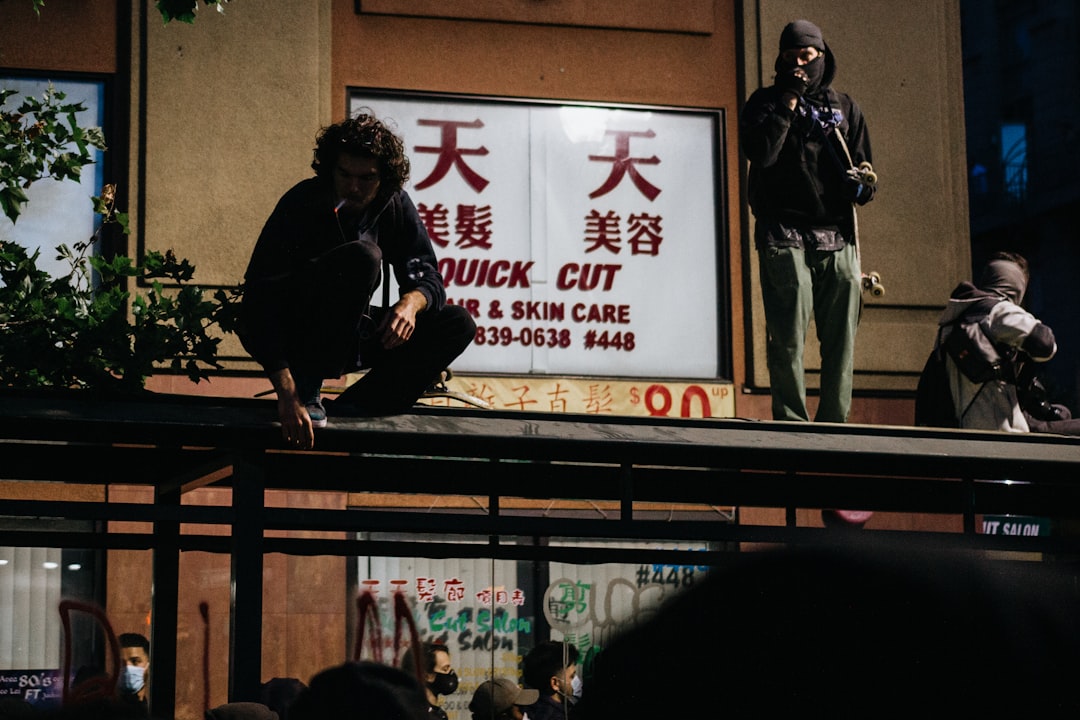 Sanatçılar sahnede protesto ediyor