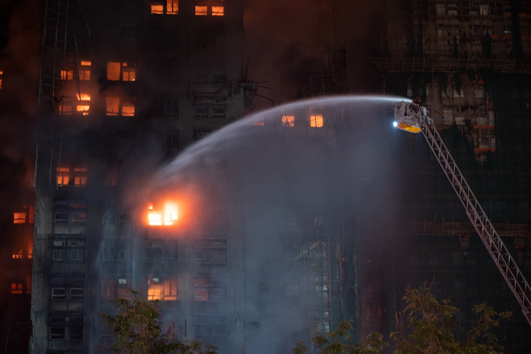 Sultangazi itfaiye ekipleri yangın söndürme çalışması