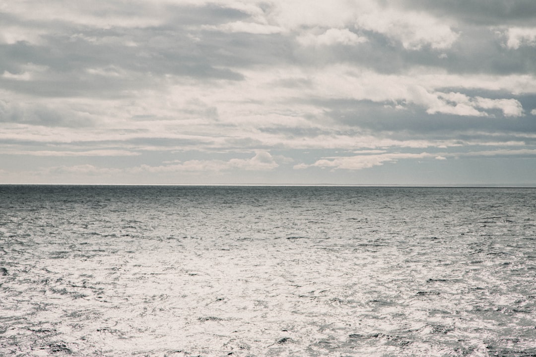 Bozcaada feribot iskelesi ve fırtınalı deniz