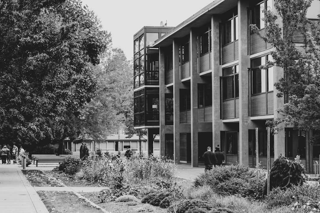 Üniversite kampüsü ve öğrenciler